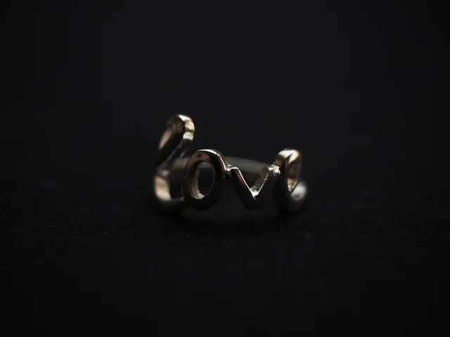 Load image into Gallery viewer, Heart Pearl Earrings
